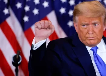 Réu e fichado, Trump se apresenta como vítima até eleição e segue como opção para parte do eleitorado dos EUA