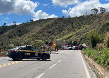 Batida entre carretas interdita trânsito e mobiliza bombeiros na BR-262