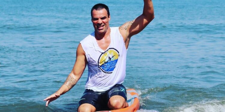 Atleta brasileiro vence prova de remada mais longa do mundo