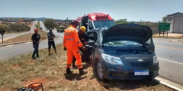 Mulher morre em grave acidente com caminhão em rodovia de MG