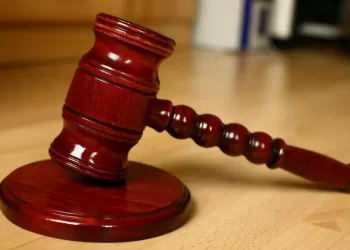 Mulher agredida após trair namorada com mulher casada será indenizada em MG