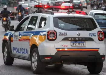 Homem apalpa mulher, se entrega à polícia e pede para ser algemado em Sabará