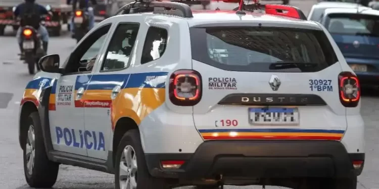 Homem apalpa mulher, se entrega à polícia e pede para ser algemado em Sabará