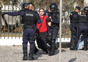 Estudantes do grupo Greve Climática bloqueiam entrada do Conselho de Ministros