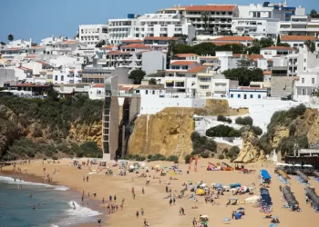 Irlandês falta no trabalho para curtir praia em Portugal, e acaba encontrando o chefe no mesmo local