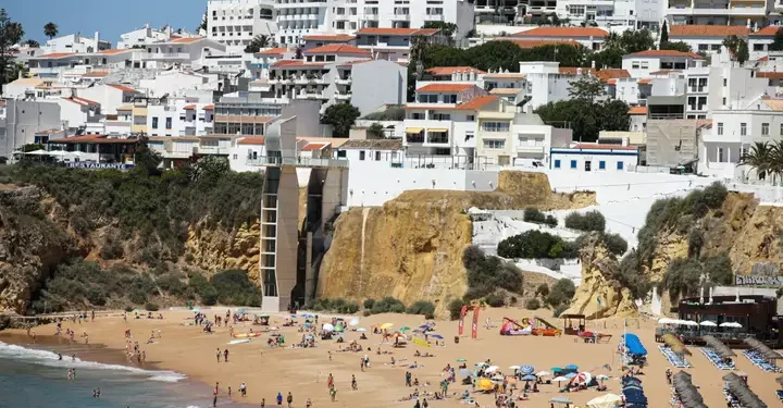 Irlandês falta no trabalho para curtir praia em Portugal, e acaba encontrando o chefe no mesmo local