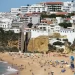 Irlandês falta no trabalho para curtir praia em Portugal, e acaba encontrando o chefe no mesmo local