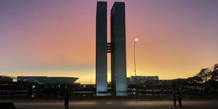 Reajuste em salário de servidores federais pode impactar inflação e metas fiscais, dizem economistas