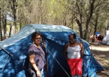 Brasileiras enfrentam desafios em Portugal ao morar em barracas por falta de recursos para pagar aluguel