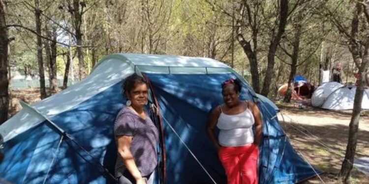 Brasileiras enfrentam desafios em Portugal ao morar em barracas por falta de recursos para pagar aluguel