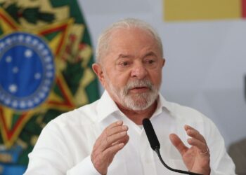 Presidente Lula chega a hospital de Brasília para cirurgia no quadril