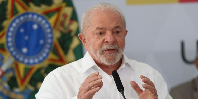 Presidente Lula chega a hospital de Brasília para cirurgia no quadril