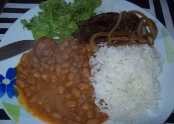 Homem fere mulher com vidro por não gostar do tempero da comida dela em MG