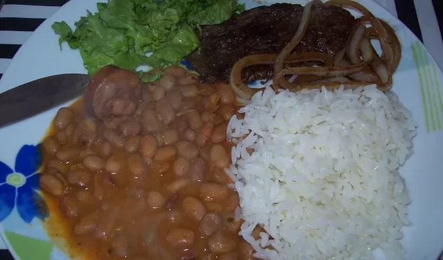 Homem fere mulher com vidro por não gostar do tempero da comida dela em MG