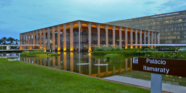 Carro de embaixada do Brasil é detido com cocaína na Turquia