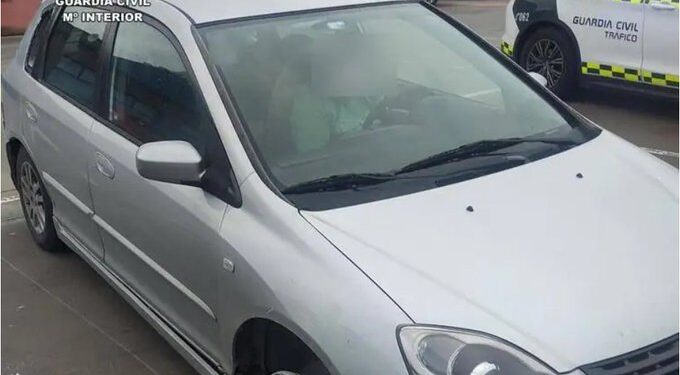 “Saia faíscas de fogo na rodovia”. Português multado após conduzir carro sem pneu na Espanha