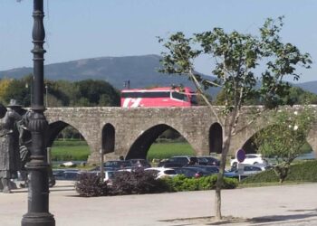 Vídeo; Ônibus  atravessa ponte histórica exclusiva para pedestres em Ponte de Lima no norte de Portugal