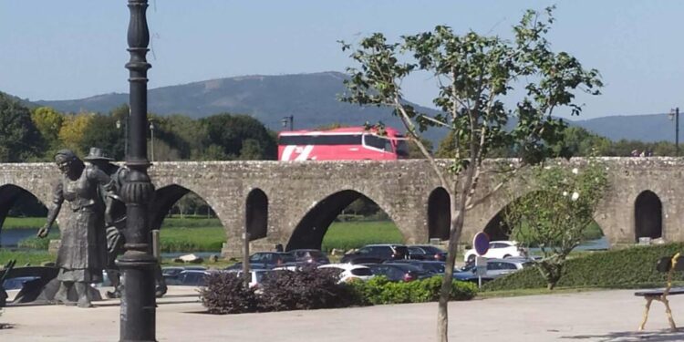 Vídeo; Ônibus  atravessa ponte histórica exclusiva para pedestres em Ponte de Lima no norte de Portugal