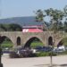 Vídeo; Ônibus  atravessa ponte histórica exclusiva para pedestres em Ponte de Lima no norte de Portugal