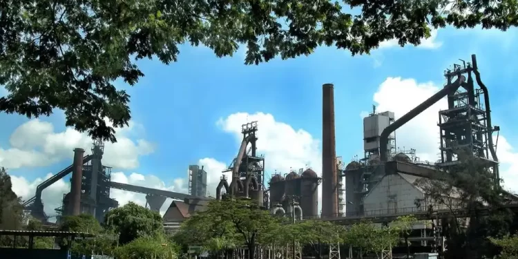 Funcionário morre após cair de alto-forno da Usiminas, em Ipatinga