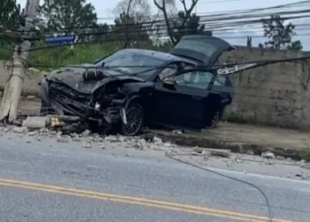 Porsche de R$ 800 mil derruba poste, Belvedere fica sem luz e motorista foge