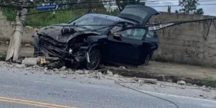 Porsche de R$ 800 mil derruba poste, Belvedere fica sem luz e motorista foge