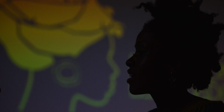 Mulheres cumprem o dobro do cuidado que os homens; em MG, pretas são maioria