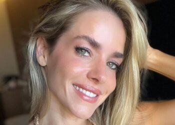 Monique Alfradique, de Elas por Elas, surge de fio-dental e bumbum gigante rouba a cena