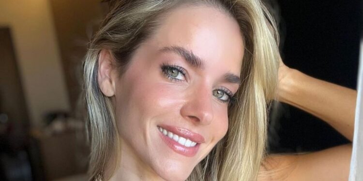 Monique Alfradique, de Elas por Elas, surge de fio-dental e bumbum gigante rouba a cena