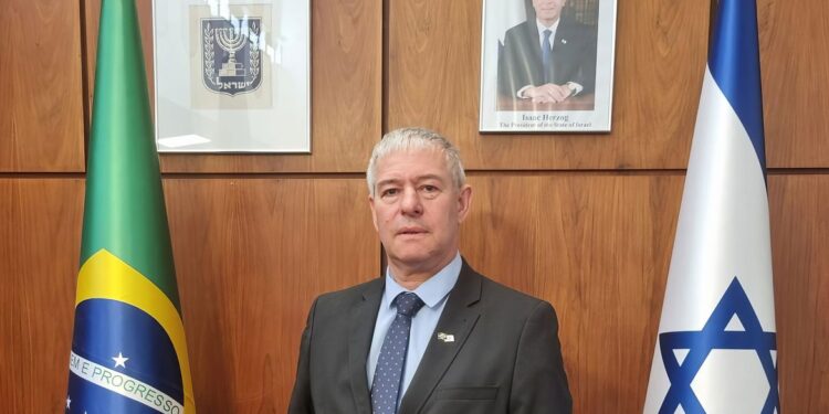 Agenda de embaixador de Israel com Bolsonaro repercute mal, mas governo não deve reagir