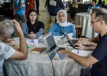 Repatriados de Gaza recebem vacinas, tiram documentos e seguem para SP