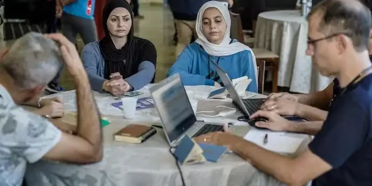 Repatriados de Gaza recebem vacinas, tiram documentos e seguem para SP