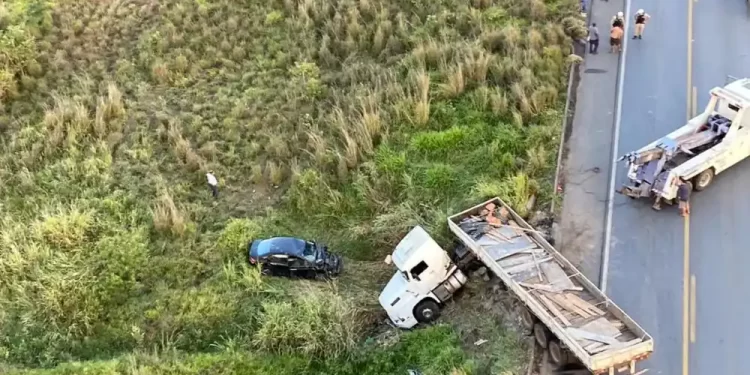 Acidente entre carro e carreta deixa mulher ferida em rodovia de MG