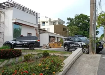 Consultório médico é alvo de mandados em investigação sobre morte de jovem em MG