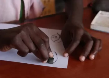 ‘Cabelo feio. Não aguento olhar’, diz professora para criança preta em MG