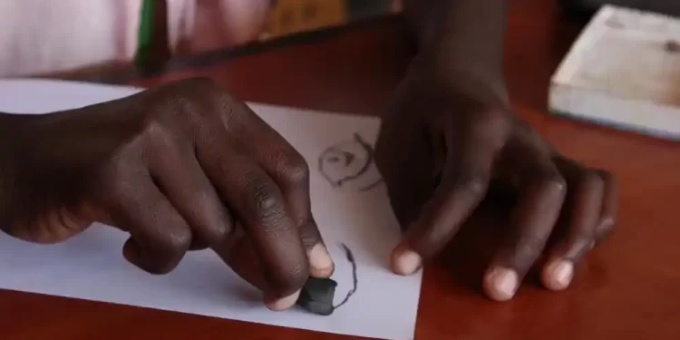 ‘Cabelo feio. Não aguento olhar’, diz professora para criança preta em MG