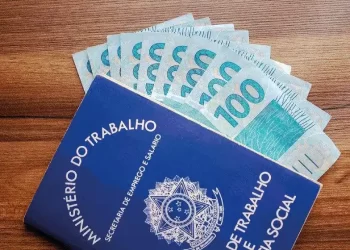 Salário mínimo brasileiro pode ir para R$ 1.421 em 2024, mas deveria ser R$ 6.210; entenda
