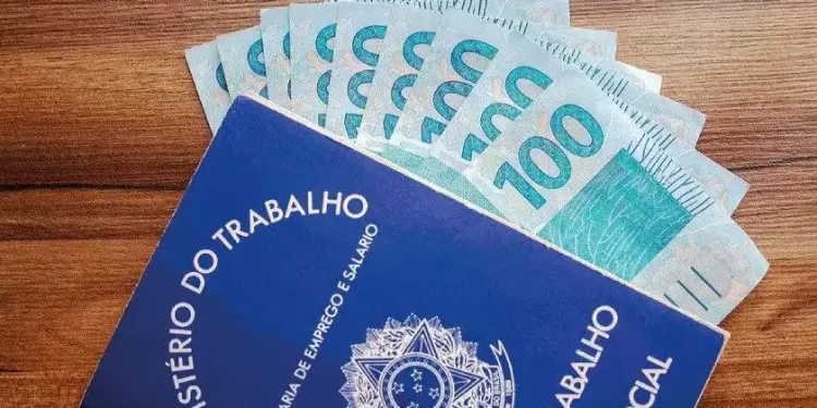 Salário mínimo brasileiro pode ir para R$ 1.421 em 2024, mas deveria ser R$ 6.210; entenda