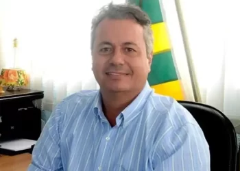 Prefeito que invadiu casa e deu 15 tiros contra a ex se entrega à polícia