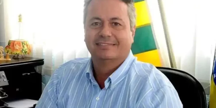 Prefeito que invadiu casa e deu 15 tiros contra a ex se entrega à polícia