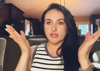 Justiça condena mulher que frequentou escola fingindo ser a filha