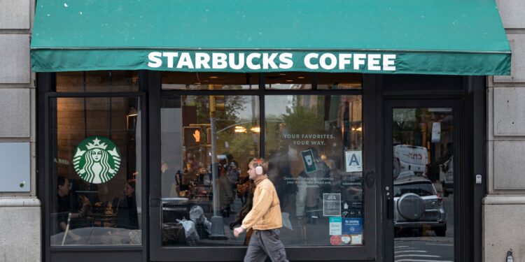 Starbucks vai fechar? De quanto é a dívida? Veja perguntas e respostas sobre a crise da marca no Brasil