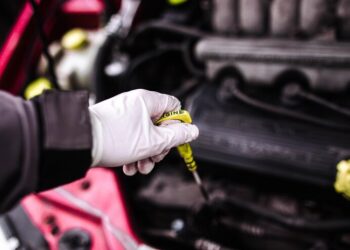 Esqueceu a troca de óleo do carro? Saiba os riscos e o que fazer