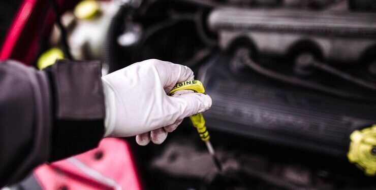 Esqueceu a troca de óleo do carro? Saiba os riscos e o que fazer