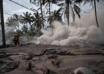 Indonésia procura desaparecidos após erupção de vulcão que deixou 13 mortos