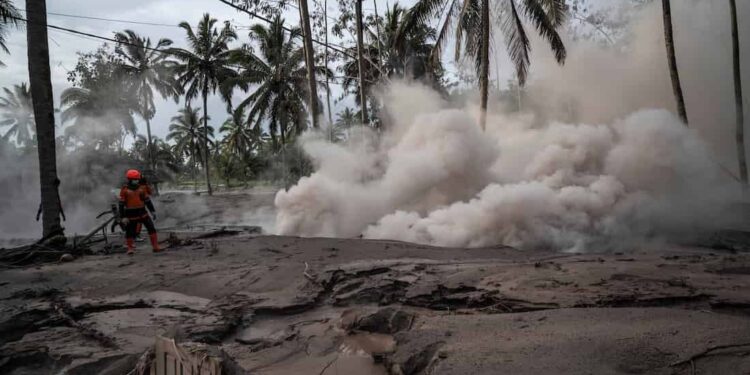 Indonésia procura desaparecidos após erupção de vulcão que deixou 13 mortos