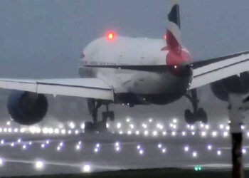 Avião balança durante pouso na pista do aeroporto de Londres em meio a tempestade