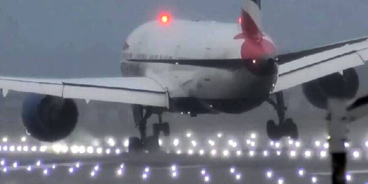 Avião balança durante pouso na pista do aeroporto de Londres em meio a tempestade