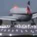 Avião balança durante pouso na pista do aeroporto de Londres em meio a tempestade