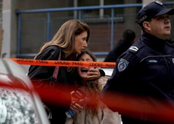 Aluna mata uma colega, fere outros 5 e comete suicídio em escola da Rússia